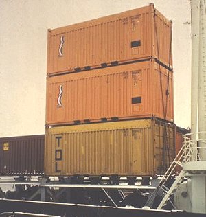 Закрепление трехуровневого штабеля на борту полуконтейнеровоза
