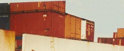контейнеры размещаются для транспортировки поперек корпуса