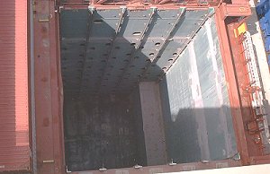 Закрепление контейнеров в трюме в ячеистых направляющих